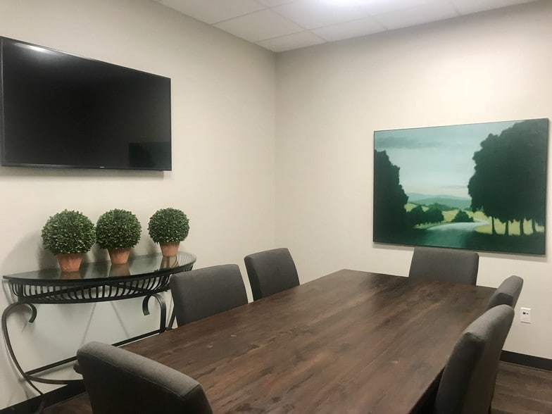 More Photos Of 1100 W Main St, Tomball Office For Lease