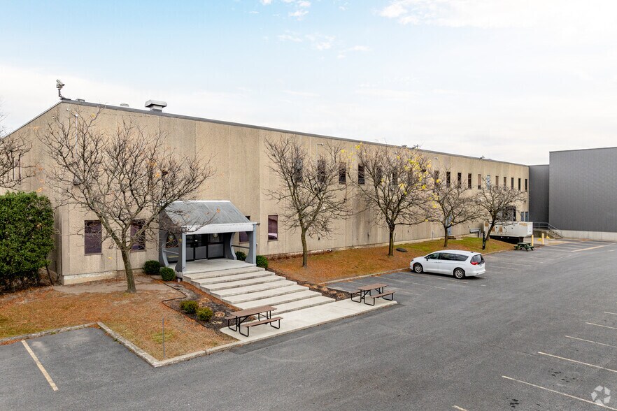 More Photos Of 180 Rue de Normandie, Boucherville Distribution For Lease