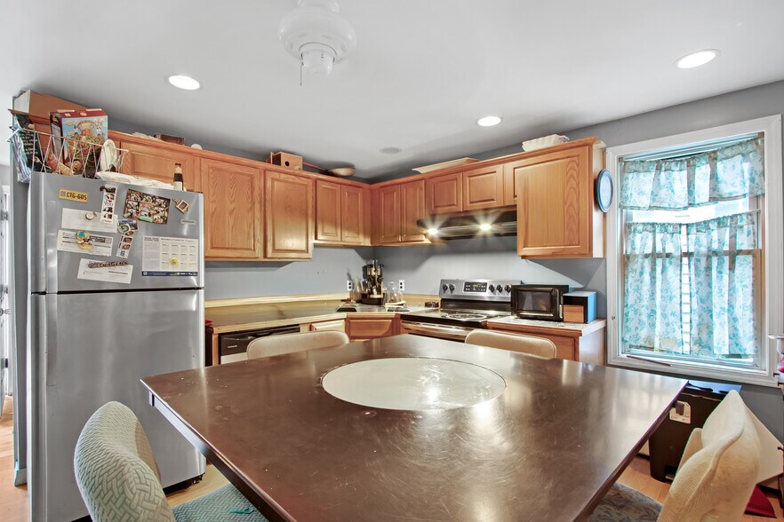 More Photos Of 366 Wood St, Bristol General Retail For Sale