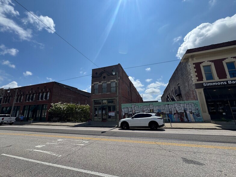 More Photos Of 390 S Main St, Memphis Office For Sale