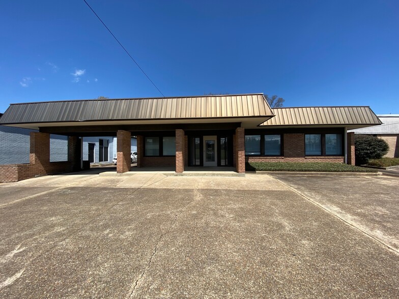 Primary Photo Of 808 Garfield St, Tupelo Healthcare For Lease