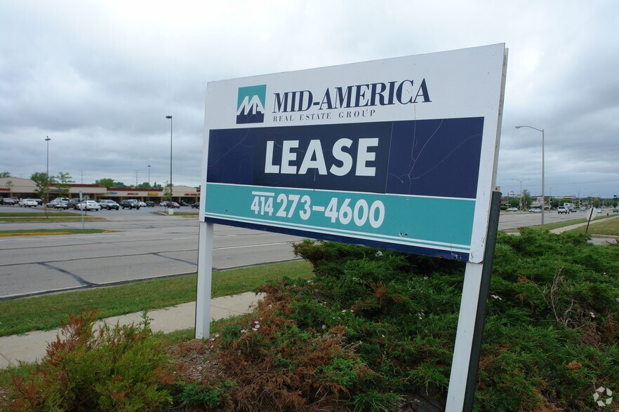 More Photos Of 8615-8665 W Brown Deer Rd, Milwaukee General Retail For Lease