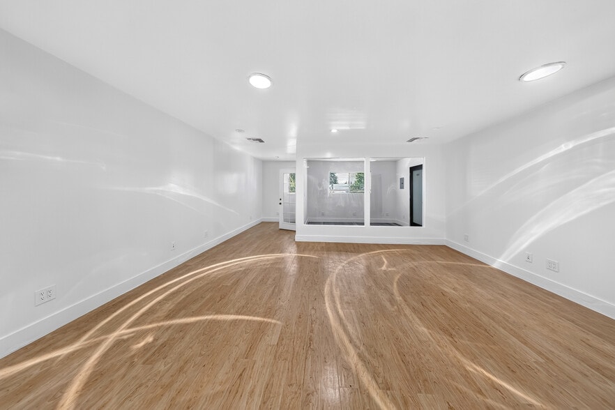 More Photos Of 19709 Ventura Blvd, Woodland Hills Office For Lease