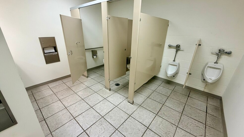 More Photos Of 195 New Market Rd, Tryon Specialty For Sale