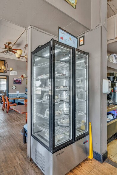 More Photos Of 601 Arizona Ave, Holton General Retail For Sale