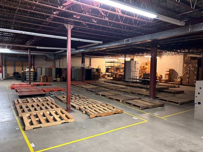 More Photos Of 1905 W Jefferson St, Springfield Warehouse For Sale