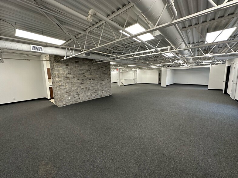 More Photos Of 599-601 Albany Ave, Amityville Warehouse For Lease