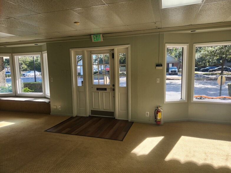 More Photos Of 102 Redfern Vlg, St Simons Island General Retail For Lease