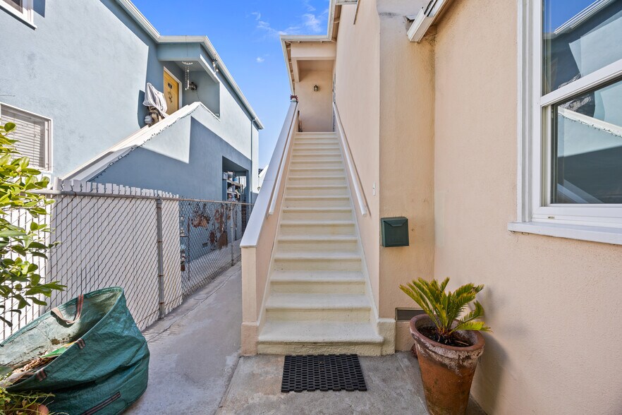 More Photos Of 3017 4th St, Santa Monica Apartments For Sale