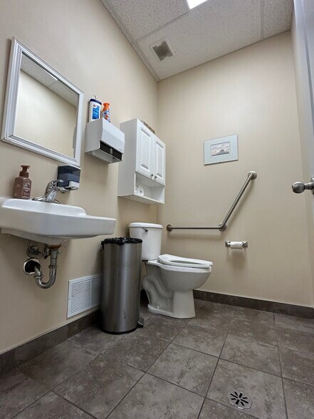 More Photos Of 11812-11820 121 St NW, Edmonton Office For Sale