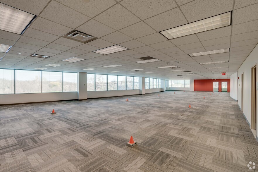 More Photos Of 2275 Cabot Dr, Lisle Office For Lease