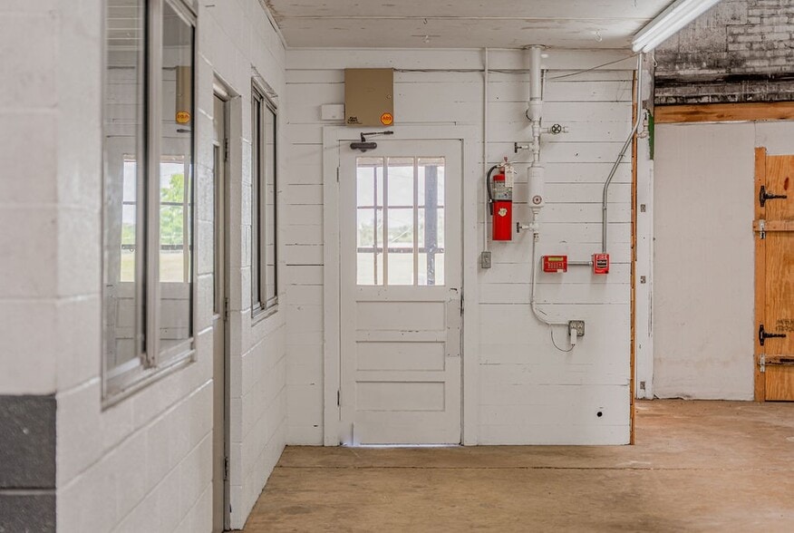 More Photos Of 1214 College St, Clarksville Warehouse For Lease