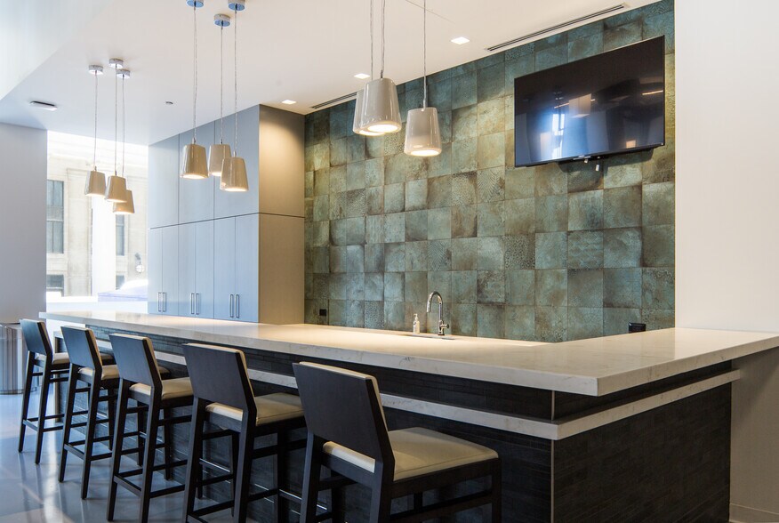 More Photos Of 222 S Riverside Plz, Chicago Office Residential For Lease