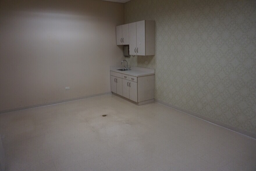More Photos Of 7139-7169 N Milwaukee Ave, Niles Unknown For Lease