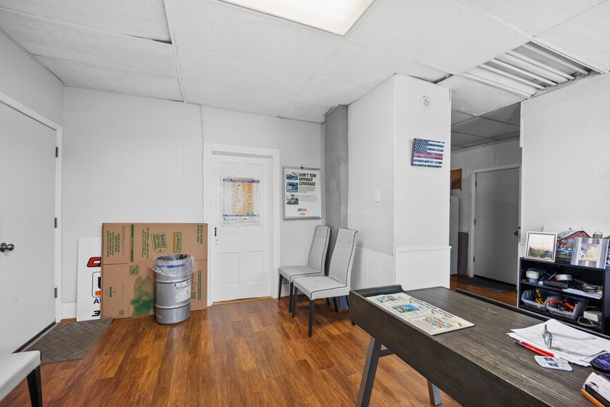 More Photos Of 2516-2518 N Dupont Pky, Middletown Freestanding For Sale