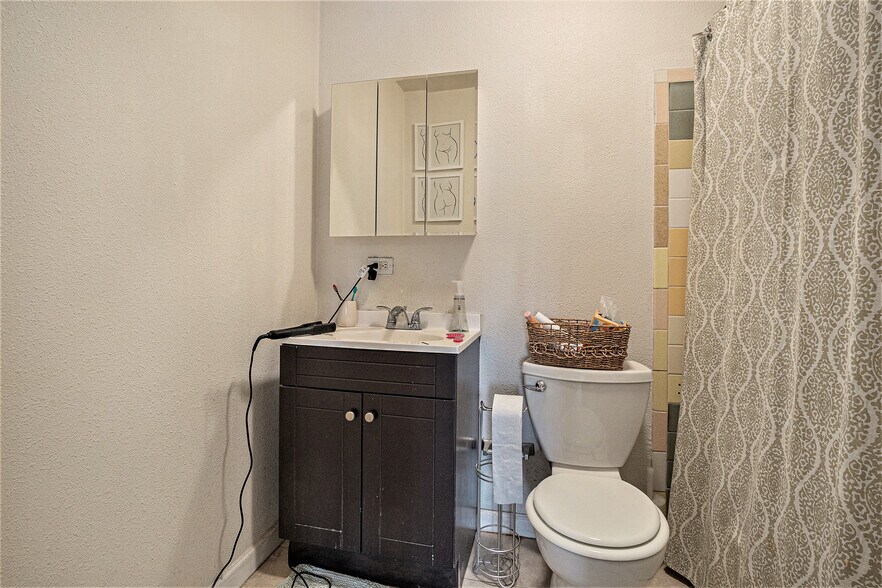 More Photos Of 5218-5220 W 25th Ave, Edgewater Apartments For Sale