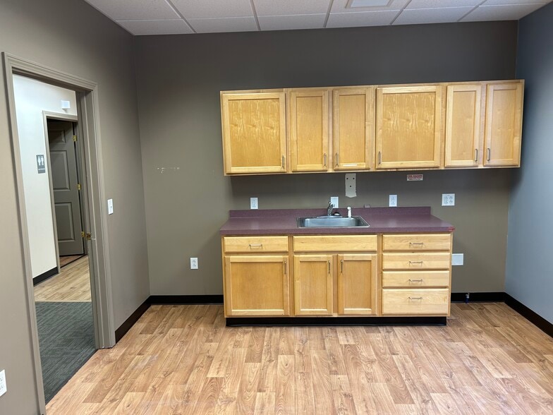 More Photos Of 45 Forest Falls Dr, Yarmouth Medical For Sale