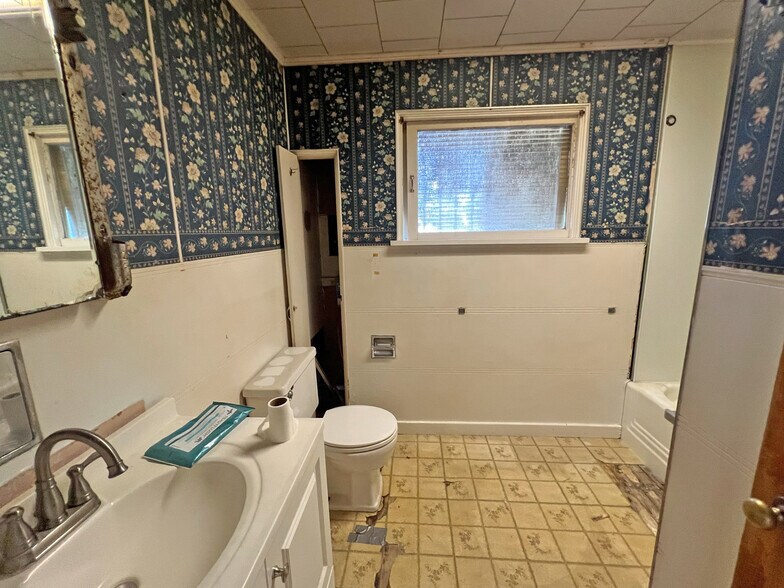 More Photos Of 280 S Main St, Cambridge Springs Storefront Retail Office For Sale