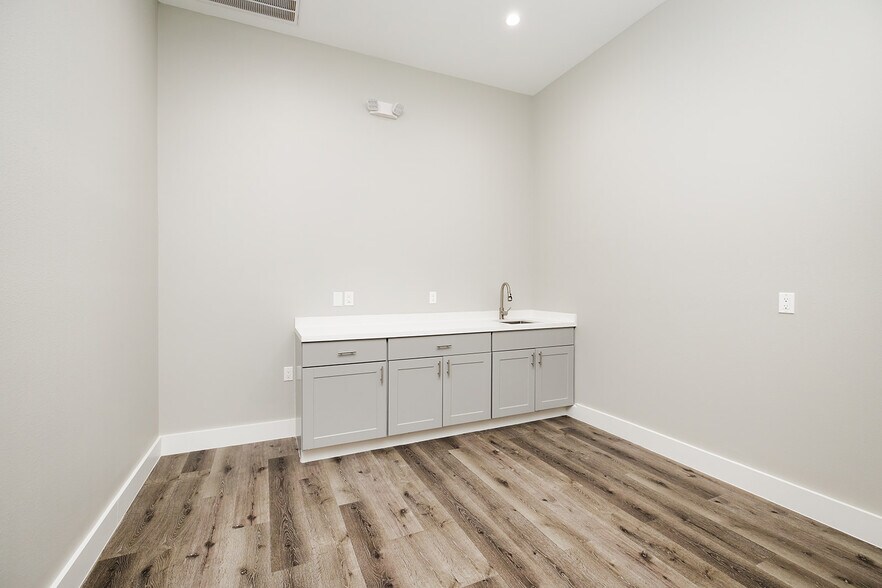 More Photos Of 8525 N Sam Houston Pkwy E, Humble Medical For Sale