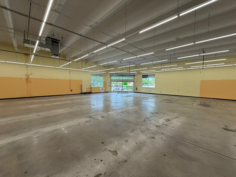 More Photos Of 1255 NW 103rd St, Miami Freestanding For Lease