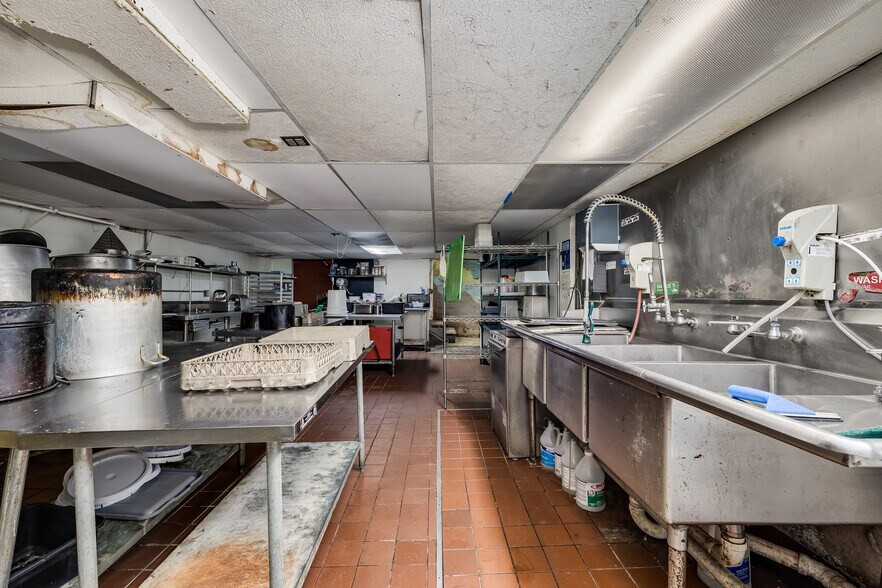 More Photos Of 2201-2205 44th Ave N, Minneapolis Restaurant For Sale