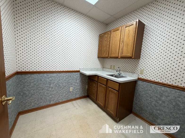More Photos Of 5311 Meadow Lane Ct, Sheffield Village Office For Sale