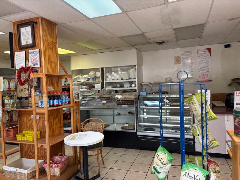 More Photos Of 125 Yantic Rd, Norwich General Retail For Sale