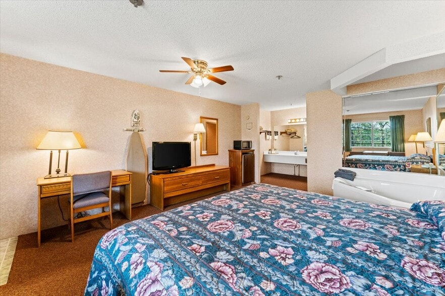 More Photos Of 3043 E Van Buren, Eureka Springs Hotel For Sale