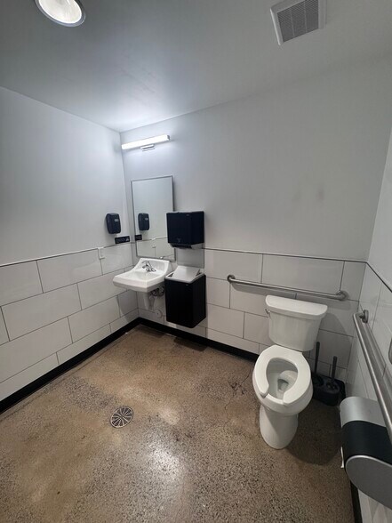 More Photos Of 665 450 N, Vineyard Storefront For Lease