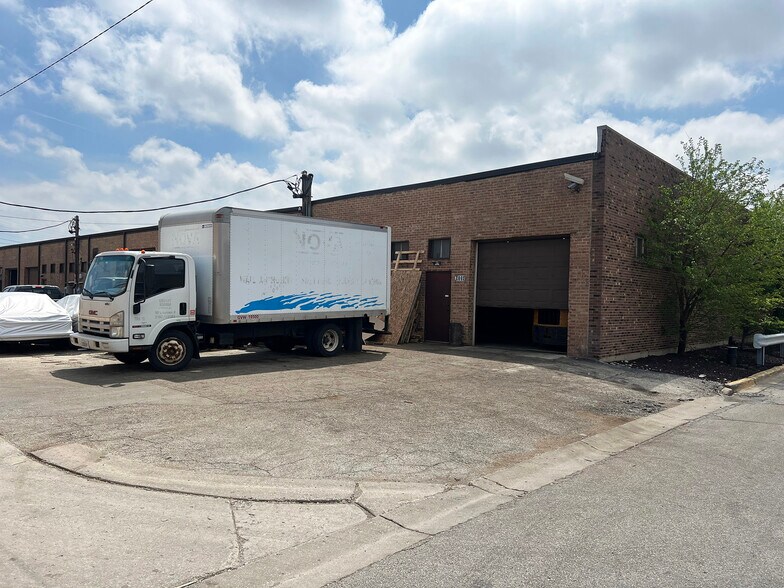More Photos Of 9119-9136 Medill Ave, Franklin Park Light Distribution For Lease
