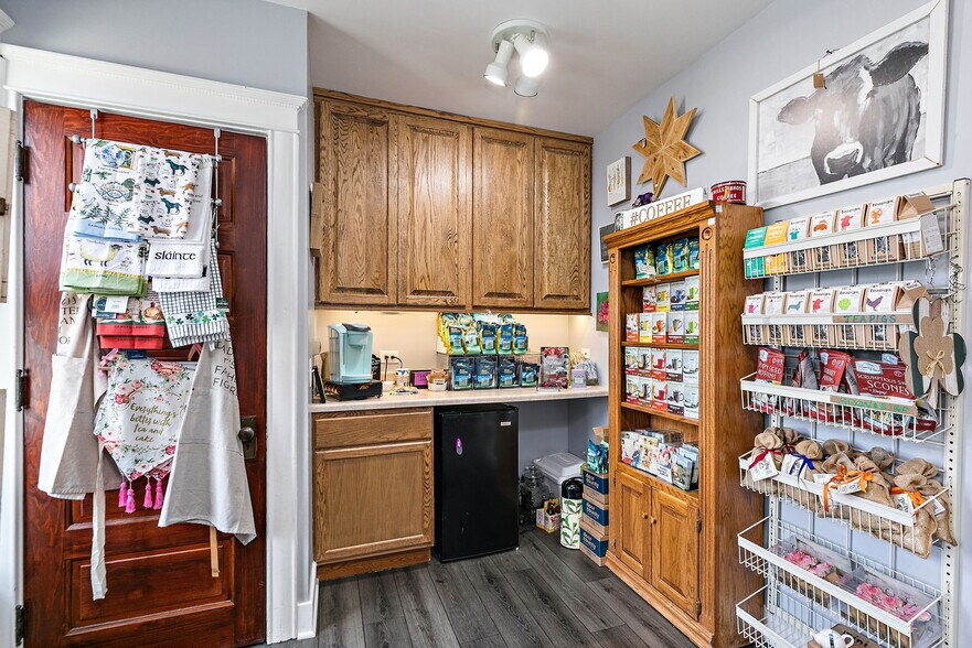 More Photos Of 303 N Main St, Elburn General Retail For Sale