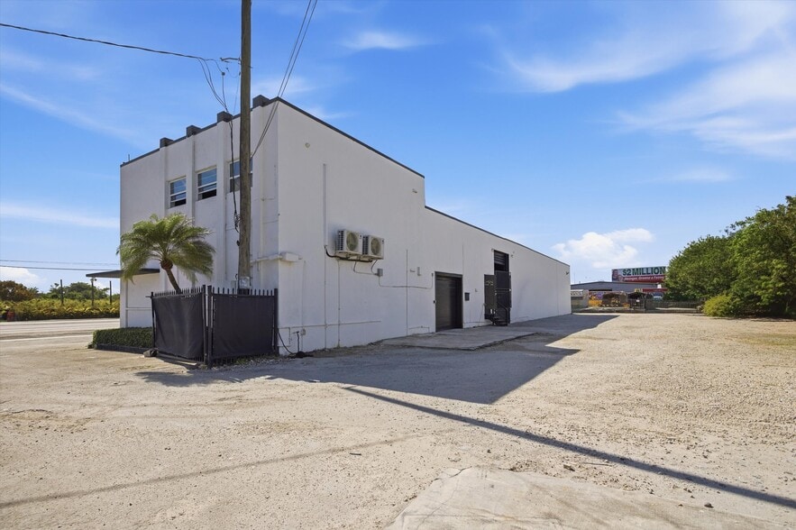 More Photos Of 22790 S Dixie Hwy, Miami Showroom For Lease