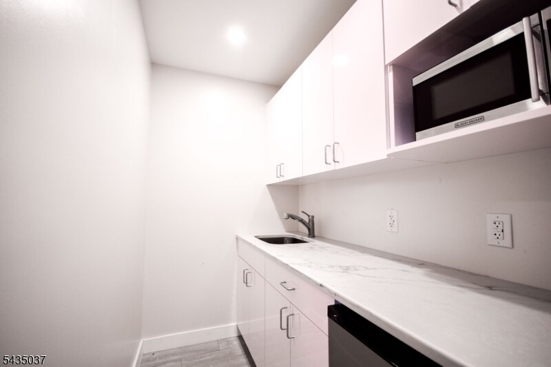 More Photos Of 5 Muller Plz, Little Falls Flex For Lease