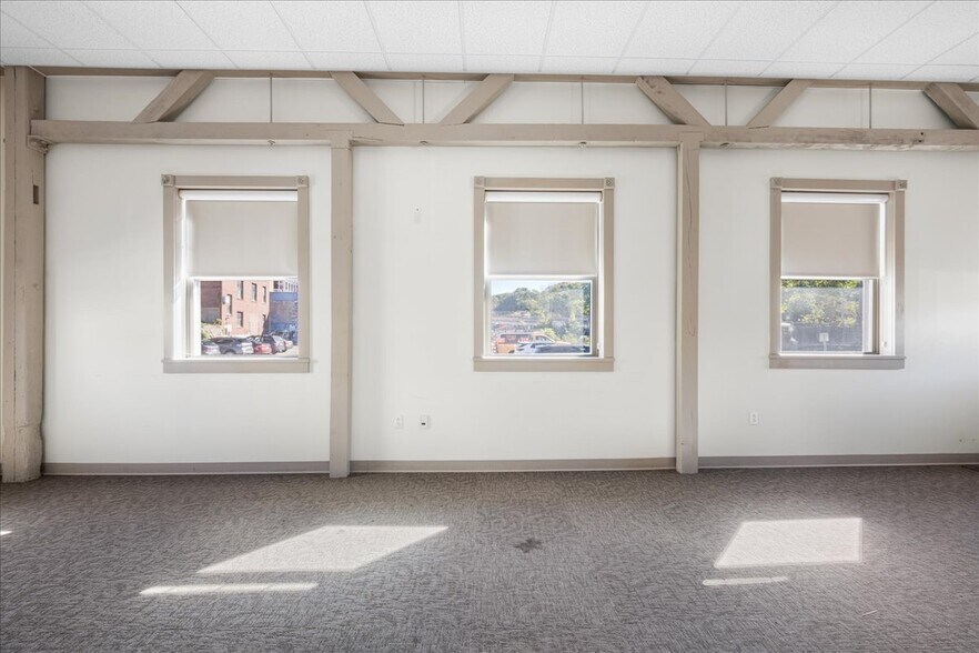 More Photos Of 10 Railroad Pl, Norwich Flex For Lease