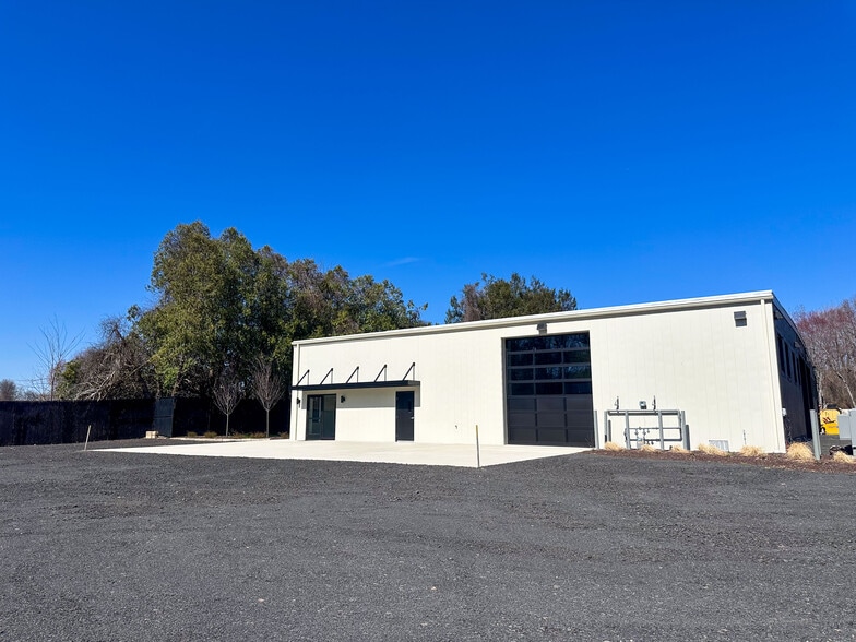 Primary Photo Of 85 Pierson Ln, Windsor Manufacturing For Lease