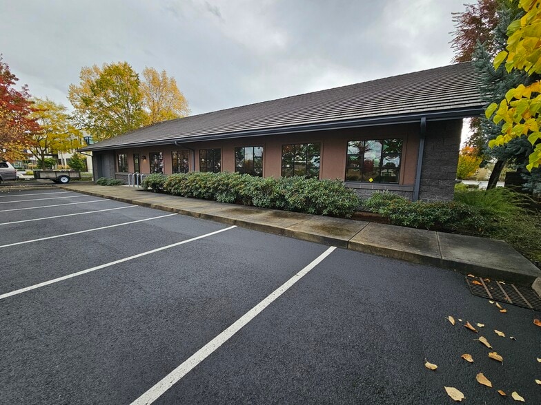 More Photos Of 831 O'Hare Pky, Medford Medical For Lease