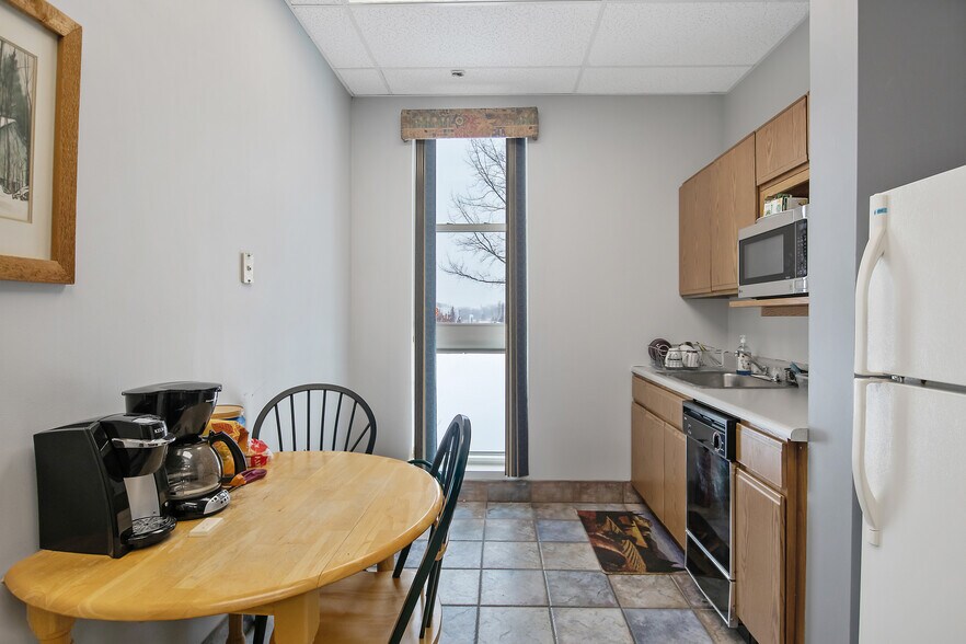 More Photos Of 6709 Brooklawn Pky, Syracuse Flex For Sale