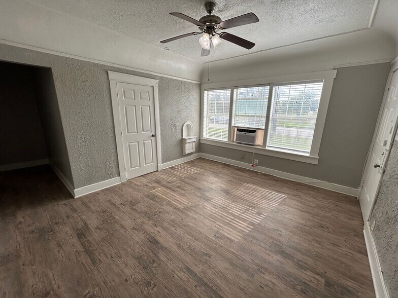 More Photos Of 1409 W Woodlawn Ave, San Antonio Apartments For Sale