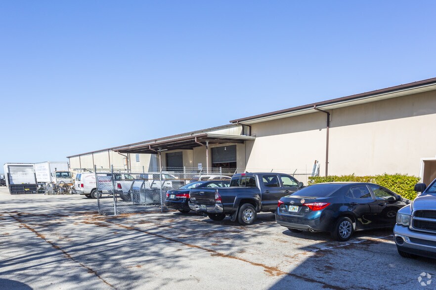 More Photos Of 10880 Metro Pky, Fort Myers Warehouse For Lease