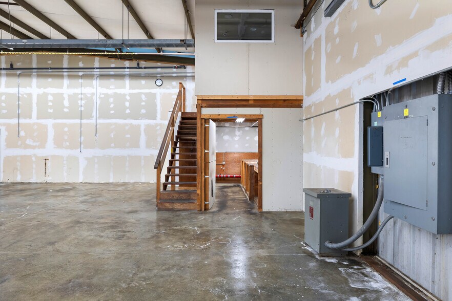 More Photos Of 37 Tower Blvd, Elma Distribution For Lease