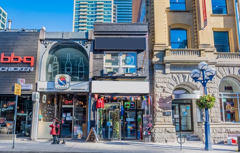 Primary Photo Of 685 Yonge St, Toronto Storefront For Lease