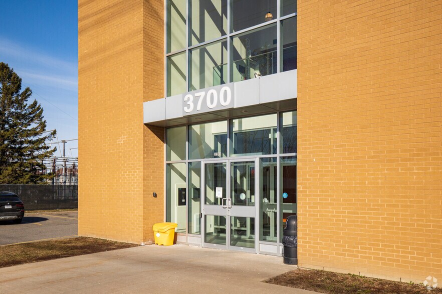 More Photos Of 3700-3796 Boul des Sources, Dollard-des-Ormeaux Freestanding For Lease