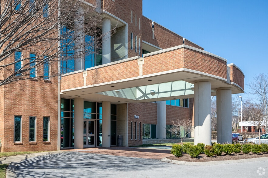 More Photos Of 1909 Mallory Ln, Franklin Medical For Lease