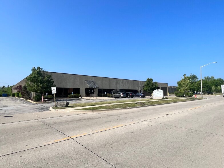 More Photos Of 933 E Remington Rd, Schaumburg Warehouse For Lease