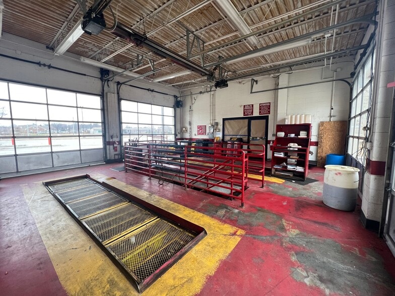 More Photos Of 560 N State Road 135, Greenwood Service Station For Lease