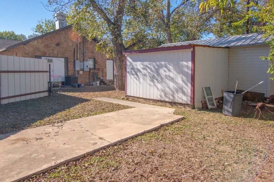 More Photos Of 2208 Austin Ave, Brownwood Flex For Sale