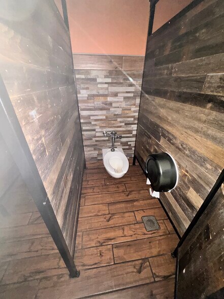 More Photos Of 112 E Cherokee Ave, Enid Manufacturing For Lease