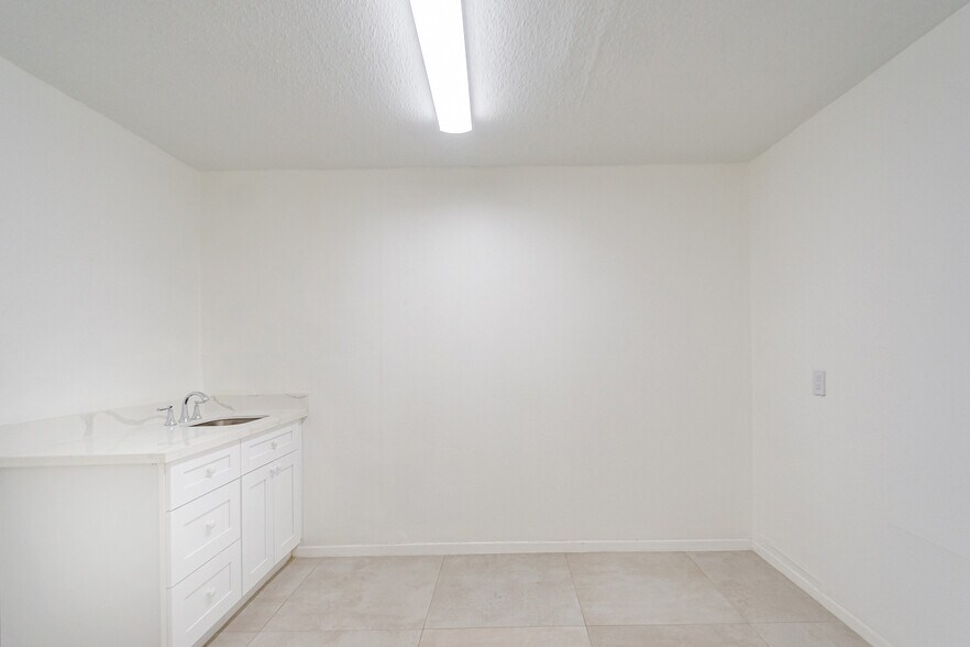 More Photos Of 5904 Dolores St, Houston Office For Lease