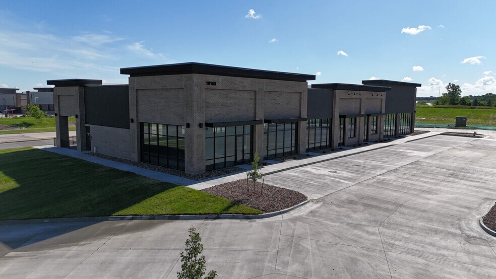 More Photos Of 10100 Plum Dr, Urbandale Restaurant For Lease