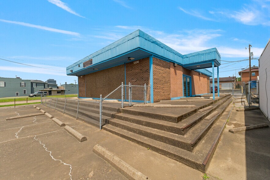 More Photos Of 1302-1306 4th Ave, Huntington Medical For Sale